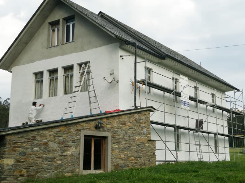 Rehabilitación de fachada en vivienda con problemas de humedades - Pinturas Carlos