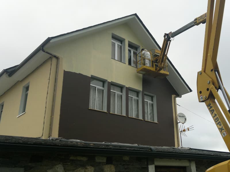 Rehabilitación de fachada en vivienda con problemas de humedades - Pinturas Carlos