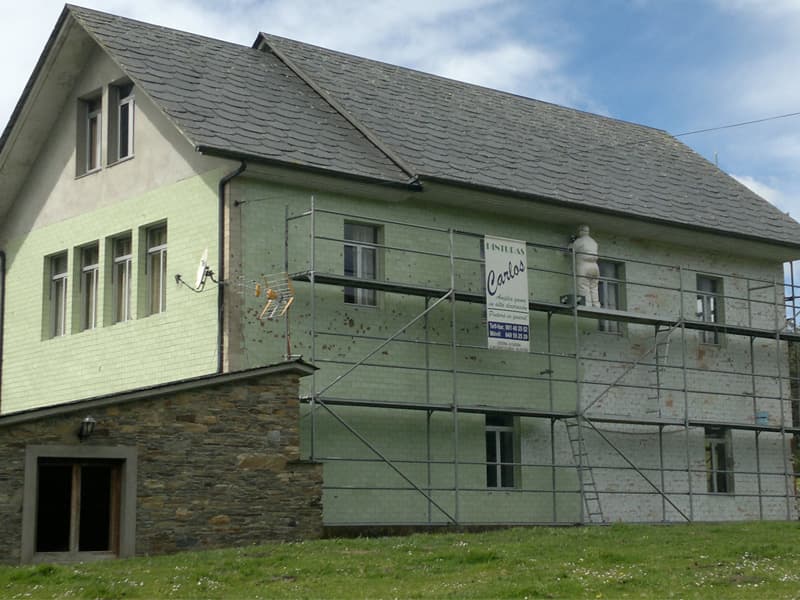 Rehabilitación de fachada en vivienda con problemas de humedades - Pinturas Carlos