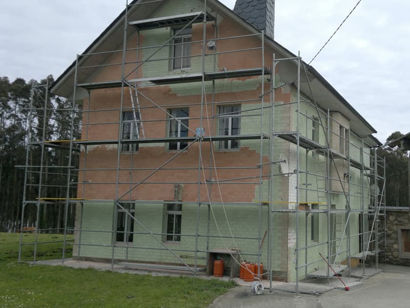 Rehabilitación de fachada en vivienda con problemas de humedades - Pinturas Carlos