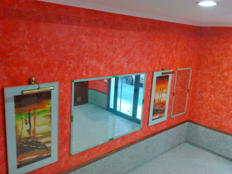 Portal de edificio en Neda - Pinturas Carlos